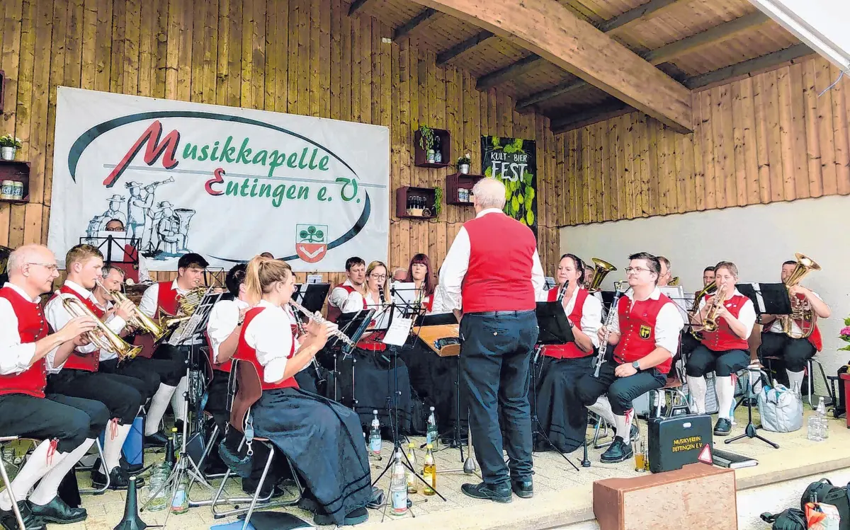 Die Musikkapelle Eutingen unterhält die Gäste mit zünftiger Blasmusik.⇥Fotos: Musikkapelle Eutingen