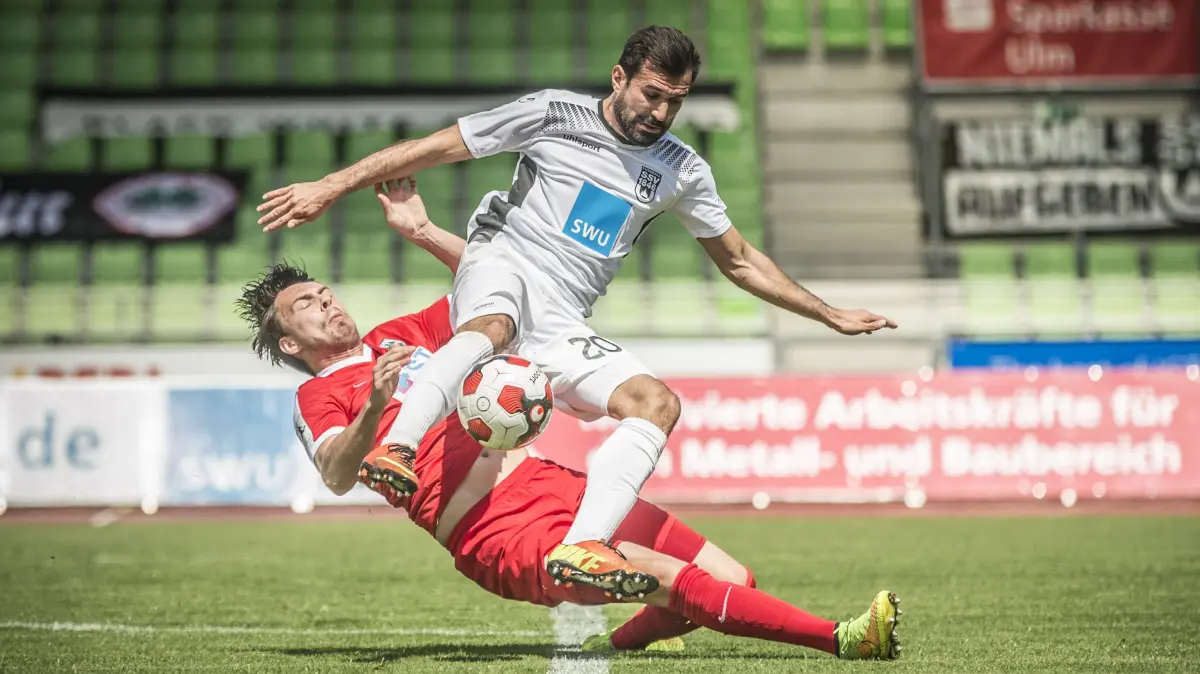 SSV-Stadion - Fußball Regionalliga SSV Ulm 1846(weiss) - Worms(rot): SSV-Stadion - Fußball Regionalliga SSV Ulm 1846(weiss) - Worms(rot)
