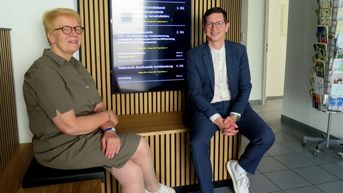 Schuldekanin Amrei Steinfort und Dekan Michael Schneider im neugestalteten Eingangsbereich im „Haus der Kirche.“