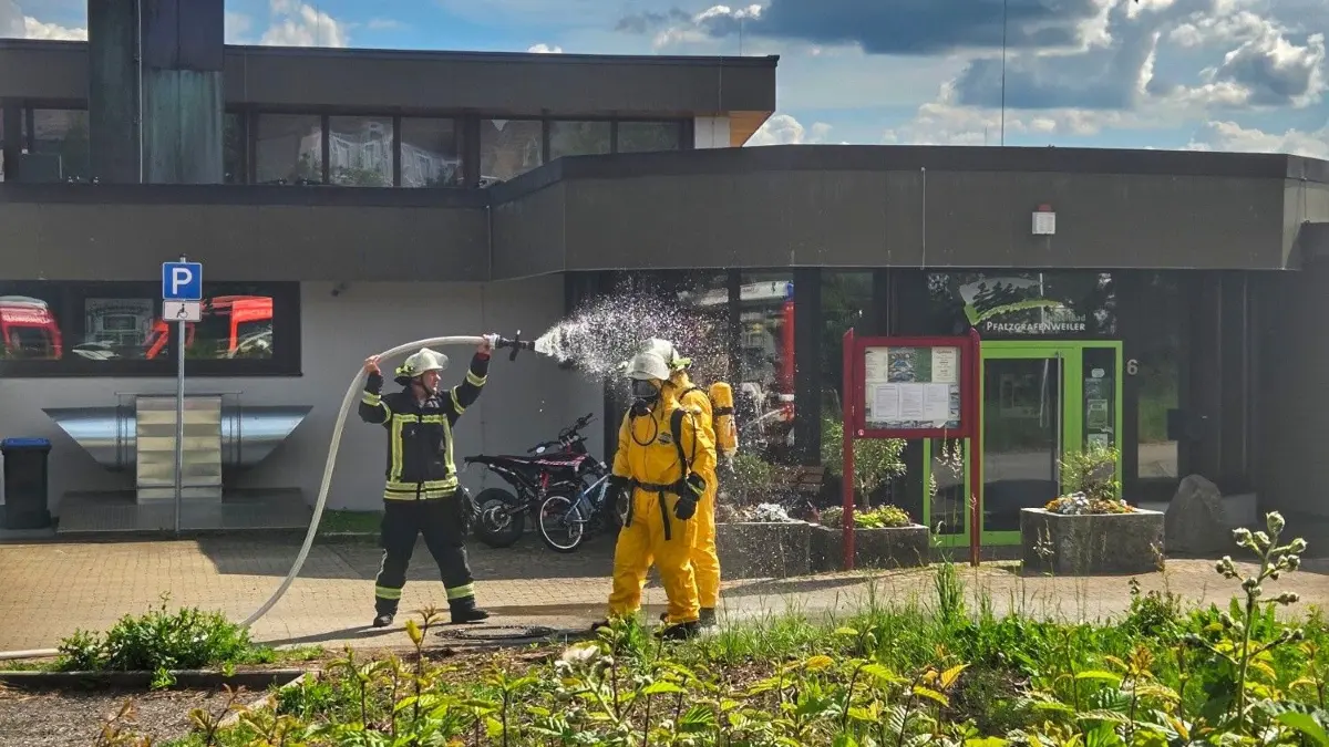 Feuerwehrleute verlassen das Freibad wieder.