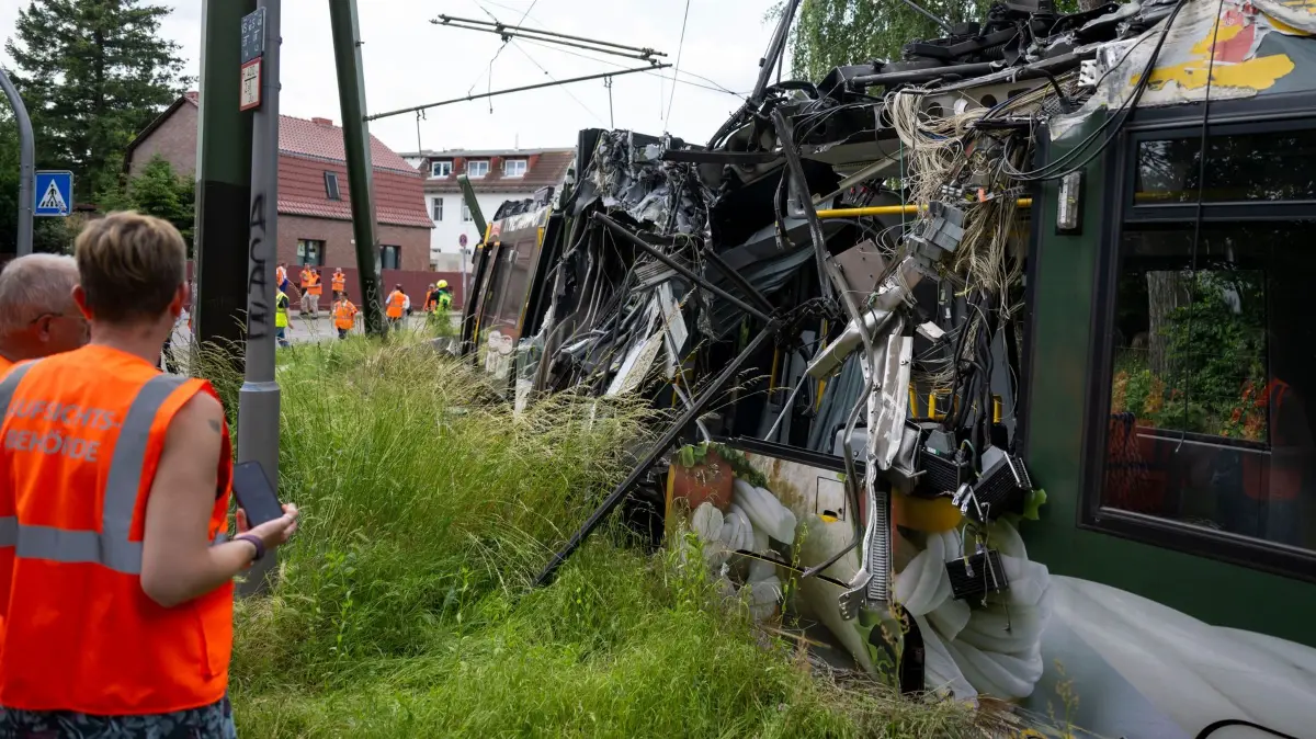 Straßenbahn in Neu Hohenschönhausen entgleist: 02.06.2026, Berlin: Eine Straßenbahn in Neu Hohenschönhausen ist entgleist. Bei dem Unfall gab es viele Verletzte. Foto: Christophe Gateau/dpa +++ dpa-Bildfunk +++
