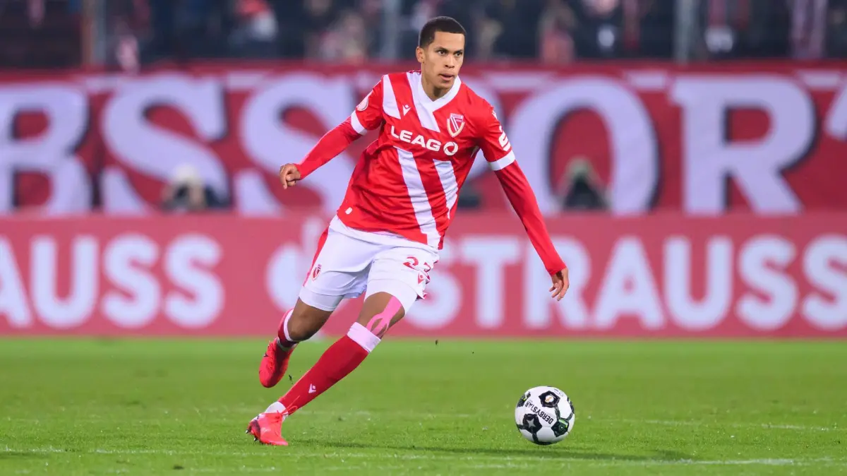 Nyamekye Awortwie-Grant: ARCHIV - 28.10.2025, Brandenburg, Cottbus: Fußball: DFB-Pokal, FC Energie Cottbus - RB Leipzig, 2. Runde, LEAG Energie Stadion, Nyamekye Awortwie-Grant (Energie Cottbus) spielt den Ball. (zu dpa: «Verteidiger Awortwie-Grant wechselt nach Paderborn») Foto: Robert Michael/dpa - WICHTIGER HINWEIS: Gemäß den Vorgaben der DFL Deutsche Fußball Liga bzw. des DFB Deutscher Fußball-Bund ist es untersagt, in dem Stadion und/oder vom Spiel angefertigte Fotoaufnahmen in Form von Sequenzbildern und/oder videoähnlichen Fotostrecken zu verwerten bzw. verwerten zu lassen. +++ dpa-Bildfunk +++