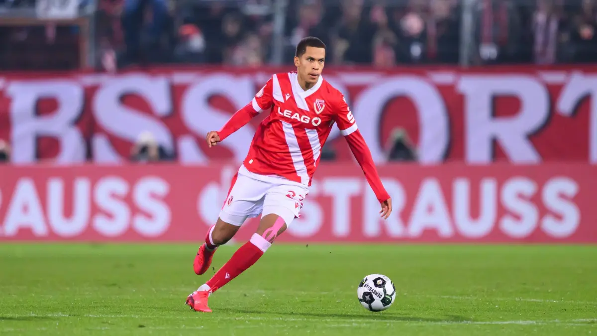 Nyamekye Awortwie-Grant: ARCHIV - 28.10.2025, Brandenburg, Cottbus: Fußball: DFB-Pokal, FC Energie Cottbus - RB Leipzig, 2. Runde, LEAG Energie Stadion, Nyamekye Awortwie-Grant (Energie Cottbus) spielt den Ball. (zu dpa: «Verteidiger Awortwie-Grant wechselt nach Paderborn») Foto: Robert Michael/dpa - WICHTIGER HINWEIS: Gemäß den Vorgaben der DFL Deutsche Fußball Liga bzw. des DFB Deutscher Fußball-Bund ist es untersagt, in dem Stadion und/oder vom Spiel angefertigte Fotoaufnahmen in Form von Sequenzbildern und/oder videoähnlichen Fotostrecken zu verwerten bzw. verwerten zu lassen. +++ dpa-Bildfunk +++