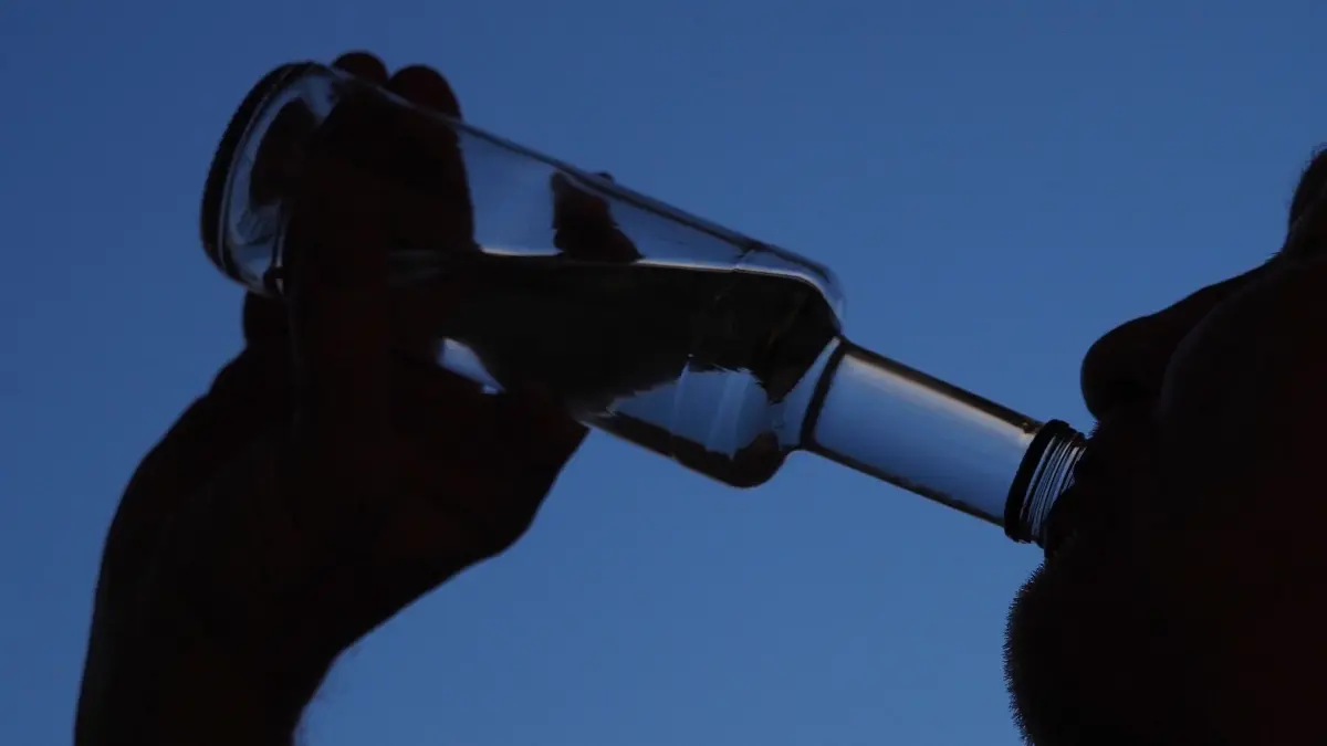 Mann trinkt Schnaps