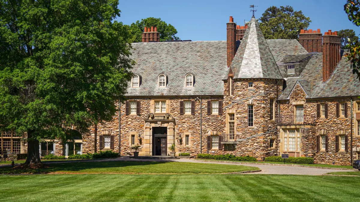 Das schlossähnliche Hotel Graylyn Estate mit großer Parkanlage. Die deutsche Fußball-Nationalmannschaft wohnt während der Weltmeisterschaft in den USA in dem herrschaftlichen Anwesen im US-Bundesstaat North Carolina.