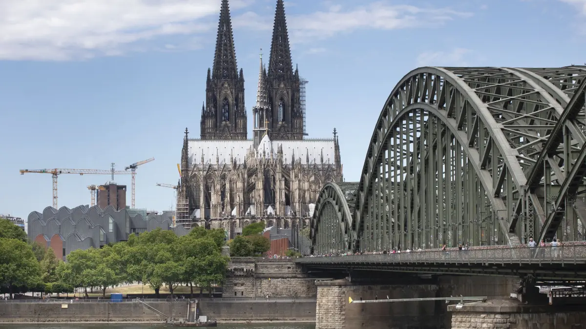 Koelner Dom verlangt von Touristen kuenftig zwoelf Euro Eintritt: Der Koelner Dom von Koeln-Deutz aus gesehen (Foto vom 13.06.2020). Der Eintritt in den Koelner Dom wird ab Juli 12 Euro betragen. Besucher muessen fuer "touristische Besichtigungen" zahlen. (Siehe epd-Meldung vom 02.06.2026) *** Local Caption *** 00436354