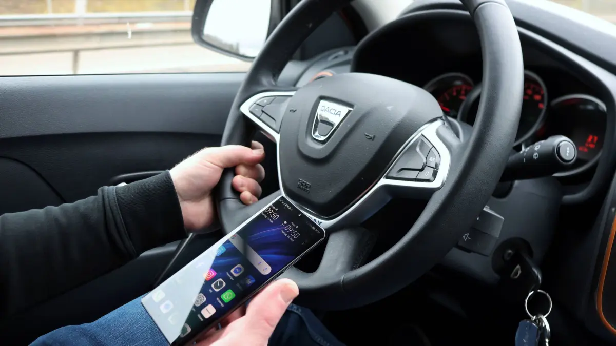 10.03.2025 Schweiz. Autofahren. Bild : Handy am Steuer. *** 10 03 2025 Switzerland Driving Picture Cell phone at the wheel PUBLICATIONxNOTxINxSUI