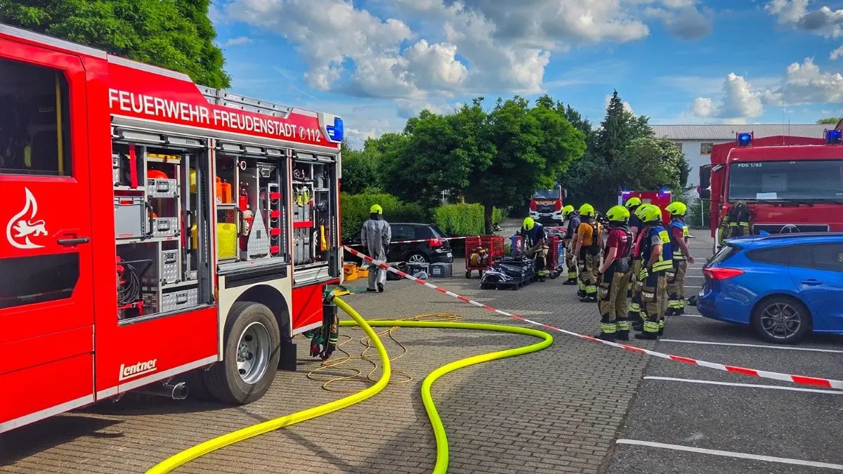 Die Feuerwehren sperrten den Bereich großräumig ab.