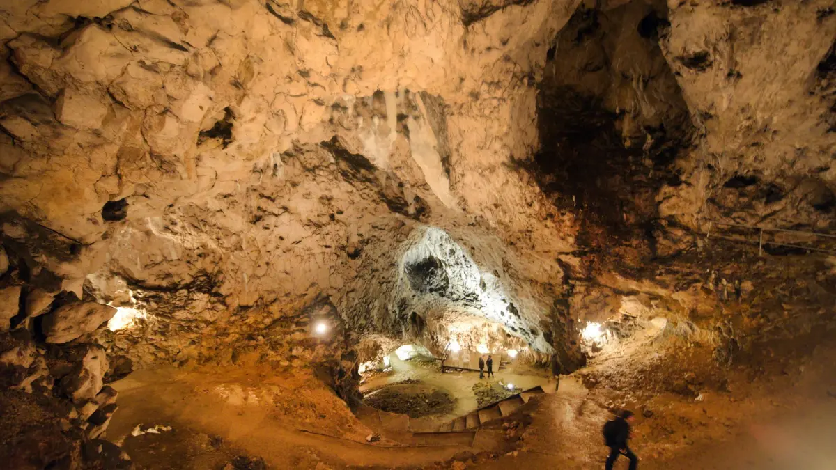 Hohle Fels: ARCHIV - 20.05.2017, Baden-Württemberg, Blaubeuren: Besucher gehen bei Schelklingen durch die Höhle Hohle Fels. (zu dpa: «Wo der Eintritt im Südwesten niedriger ist als im Kölner Dom») Foto: Stefan Puchner/dpa +++ dpa-Bildfunk +++