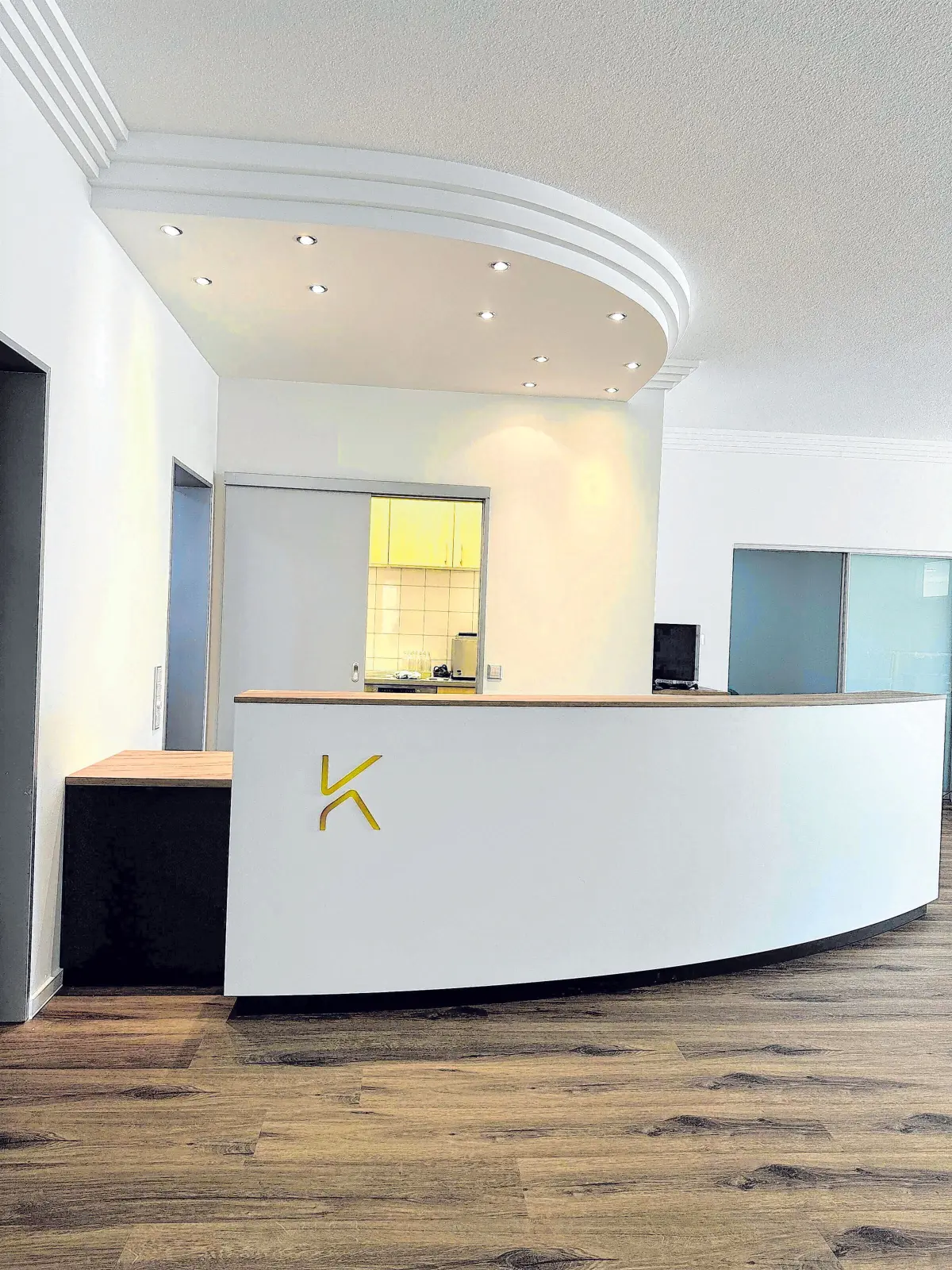 Als optisches Highlight und zentraler Anlaufpunkt der neu gestalteten Physiotherapiepraxis dient eine moderne, einladende Theke im Empfangsbereich. Bild rechts: Mit insgesamt sieben neuen Behandlungsräumen und einer stark vergrößerten Trainingsfläche mit modernsten Geräten profitieren nun neben den Patienten auch die Mitarbeiterinnen und Mitarbeiter von der Umgestaltung.⇥Fotos: Schweizer