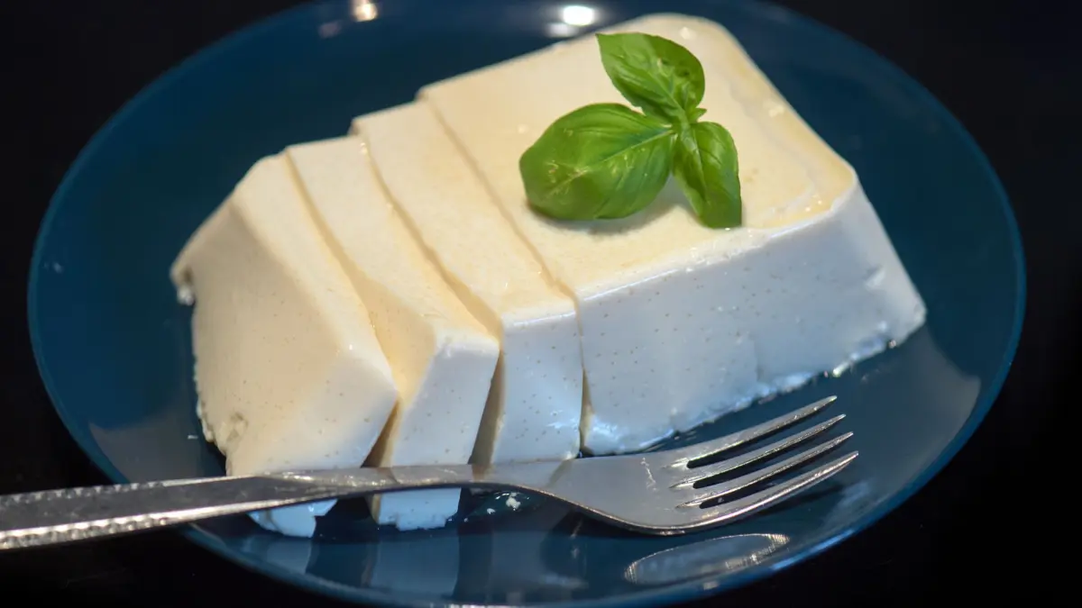 Tofu: ARCHIV - 12.06.2017, Sachsen, Dresden: Tofu liegt auf einem blauen Teller in einer Küche. (zu dpa: «Regallücken bei Tofu – Nachfrage übersteigt Produktion») Foto: Arno Burgi/dpa +++ dpa-Bildfunk +++