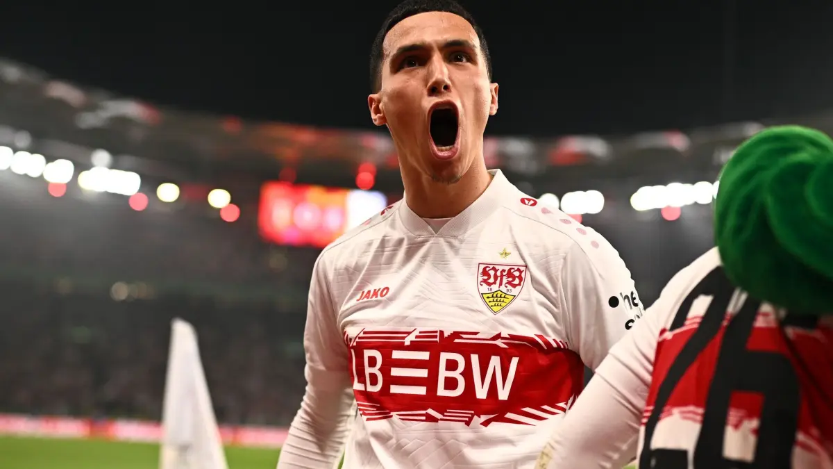 Bilal El Khannouss: ARCHIV - 23.04.2026, Baden-Württemberg, Stuttgart: Fußball: DFB-Pokal, VfB Stuttgart - SC Freiburg, Halbfinale, MHPArena, Bilal El Khannouss (VfB Stuttgart) jubelt über das Tor zum 1:1 durch Undav (VfB Stuttgart). WICHTIGER HINWEIS: Gemäß den Vorgaben der DFL Deutsche Fußball Liga bzw. des DFB Deutscher Fußball-Bund ist es untersagt, in dem Stadion und/oder vom Spiel angefertigte Fotoaufnahmen in Form von Sequenzbildern und/oder videoähnlichen Fotostrecken zu verwerten bzw. verwerten zu lassen. (zu dpa: «Stuttgarter WM-Fahrer: Freibier, Youngster und dritte Liga») Foto: Tom Weller/dpa +++ dpa-Bildfunk +++