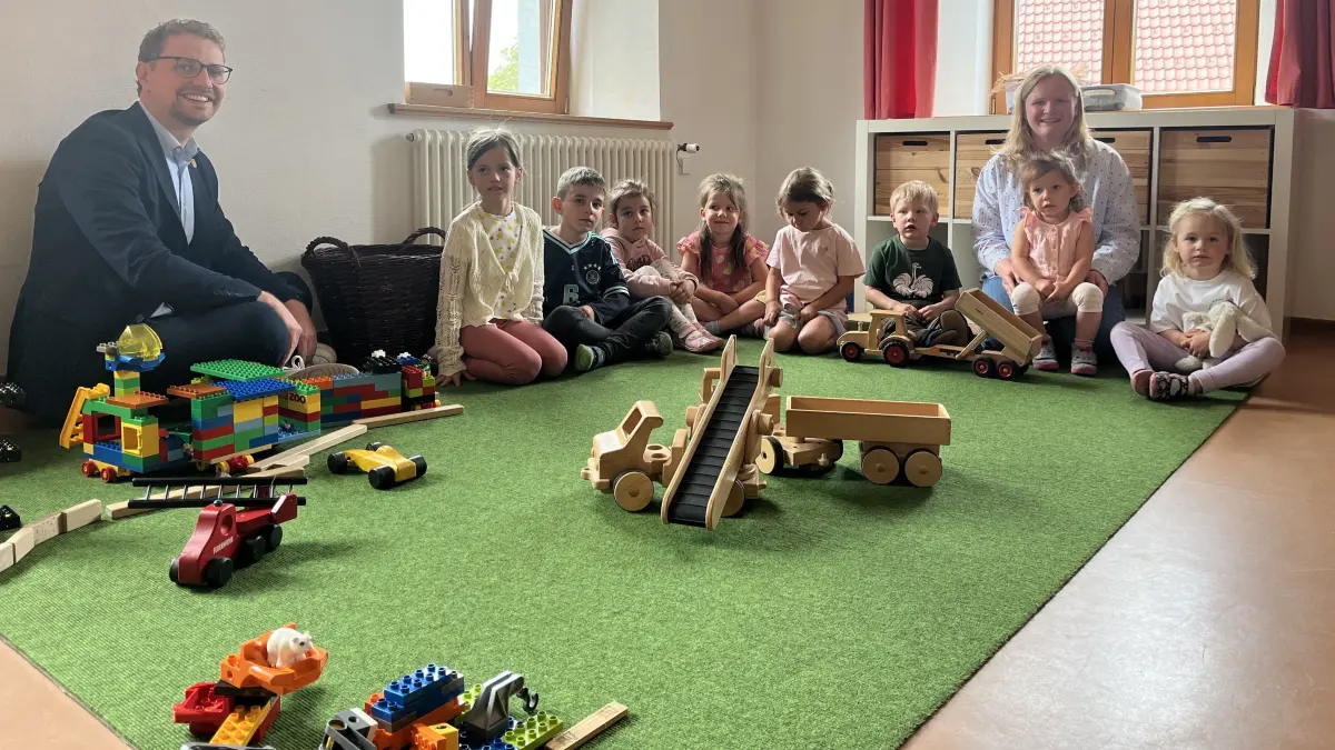 25 Jahre Kindergarten Schlössle Eglingen. Bürgermeister Simon Baier und Kindergartenleiterin Vanessa Ranz.