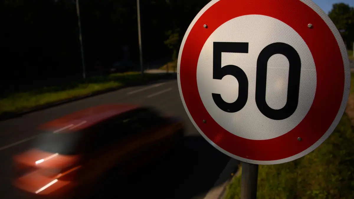 Verkehrssünder bringen Sachsen mehr Geld im ersten Halbjahr ei: ARCHIV - 17.09.2020, Sachsen, Dresden: Ein Verkehrsschild zur Geschwindigkeitsbegrenzung auf Tempo 50 steht auf einer Hauptstraße in Dresden, während ein Auto vorbei fährt. Verkehrssünder haben den drei größten sächsischen Städten und der Landesdirektion im ersten Halbjahr 2022 deutlich mehr Geld in die Kassen gespült als Vorjahreszeitraum. . (zu dpa: «Verkehrsschilder für Tempolimit gestohlen - Polizei rätselt») Foto: Robert Michael/dpa-Zentralbild/dpa +++ dpa-Bildfunk +++