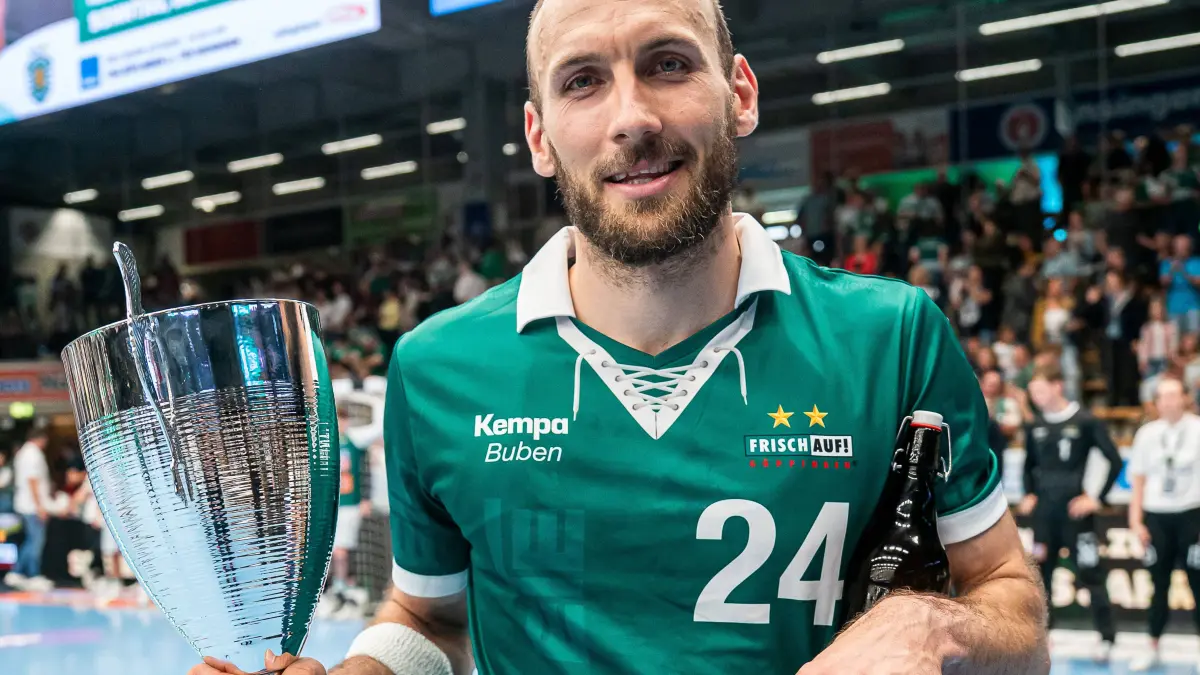 Frisch Auf Goeppingen vs. TVB Stuttgart, Handball, 1. Bundesliga, Herren, Spielzeit 2025/2026, 03.06.2026: Marcel Schiller Frisch Auf Goeppingen, 24 wird Spieler des Jahres, Frisch Auf Goeppingen vs. TVB Stuttgart, Handball, 1. Bundesliga, Herren, Spielzeit 2025/2026, 03.06.2026, Frisch Auf Goeppingen vs. TVB Stuttgart, Handball, 1. Bundesliga, Herren, Spielzeit 2025/2026, 03.06.2026 Goeppingen *** Marcel Schiller Frisch Auf Goeppingen, 24 becomes Player of the Year, Frisch Auf Goeppingen vs TVB Stuttgart, Handball, 1 Bundesliga, Men, Season 2025 2026, 03 06 2026, Frisch Auf Goeppingen vs TVB Stuttgart, Handball, 1 Bundesliga, Men, Season 2025 2026, 03 06 2026 Goeppingen Copyright: xEibner-Pressefoto/MichaelxSchmidx EP_MST