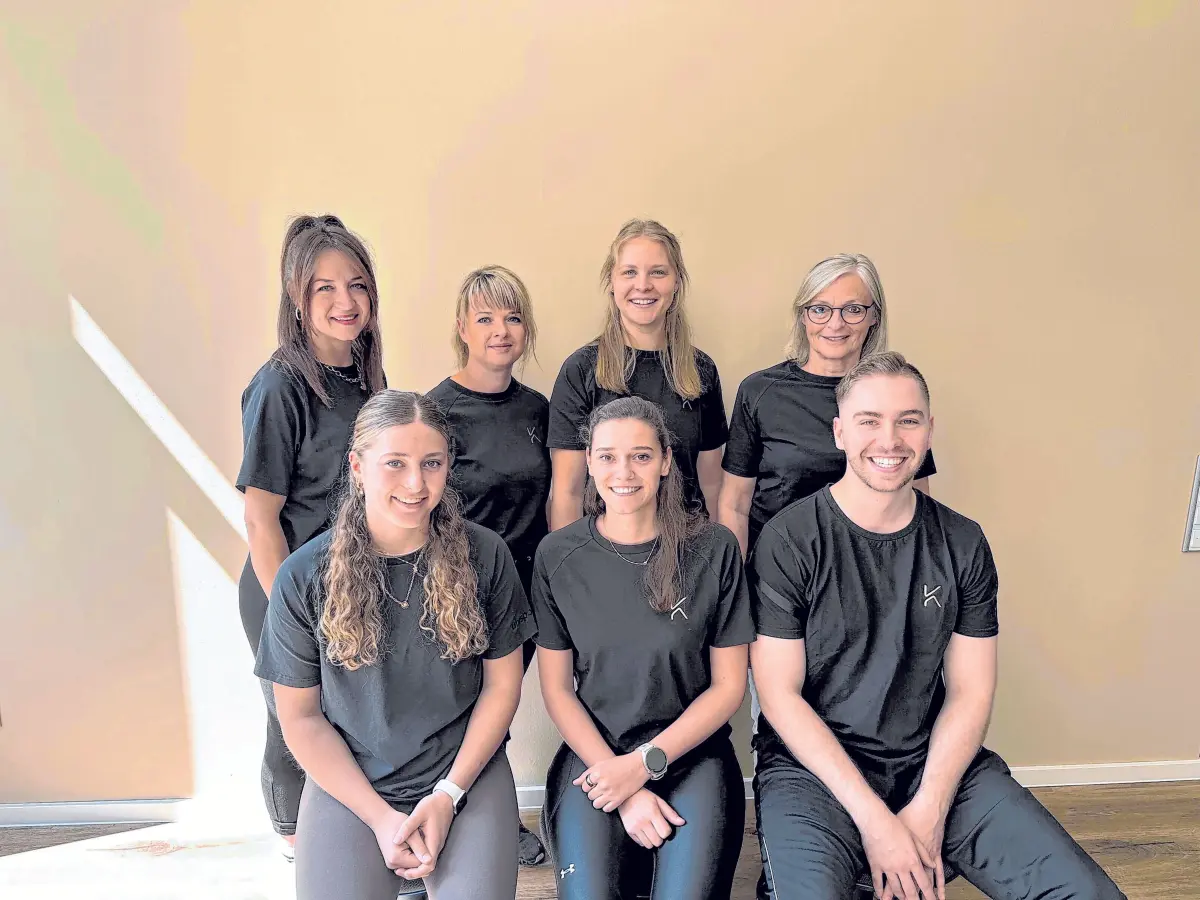 Anna Kuchelmeister (vordere Reihe, Mitte) zusammen mit ihrem Team (von links): vordere Reihe: Lea Herrmann und Niklas Koch; hintere Reihe: Katarzyna Gose, Anika Lohner, Stefanie Mohl und Uli Schuller.