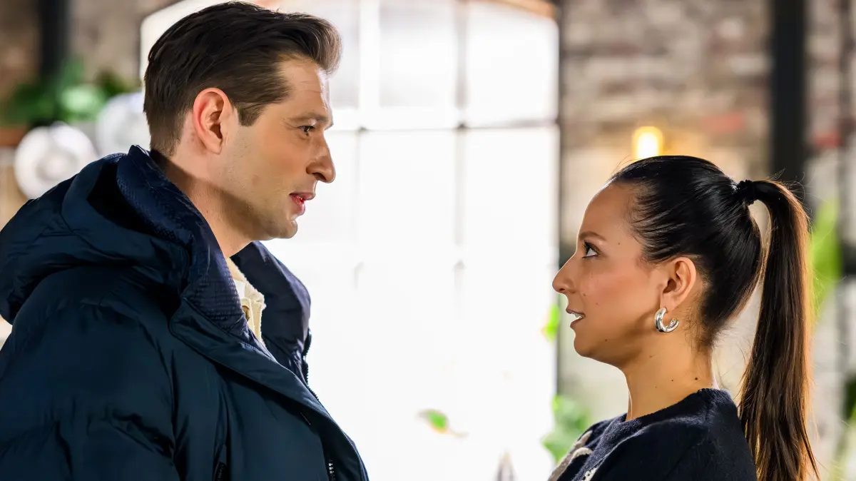 Charlie (Shaolyn Fernandez) und Deniz (Igor Dolgatschew) wollen tatsächlich zusammenziehen.
