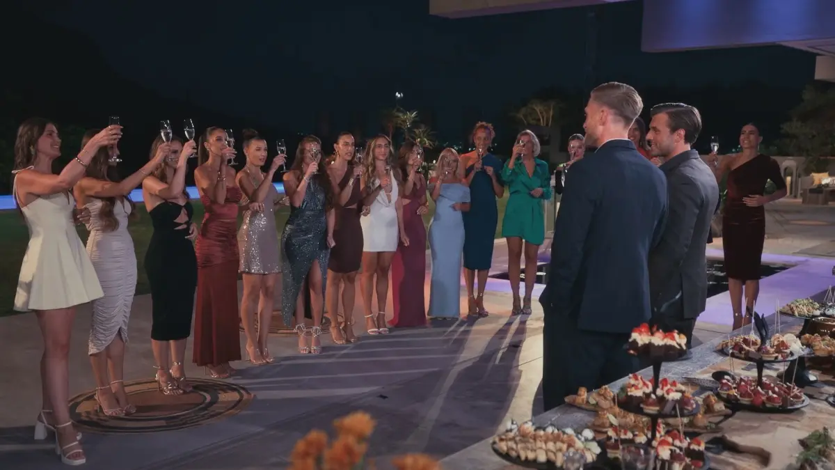 Die Kandidatinnen hoffen bei „Die Bachelors“ auf eine Rose.