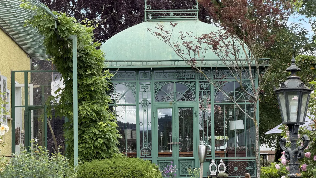 Im Juni ist der Garten der Familie Kist an zwei Tagen geöffnet. Auch die Orangerie, die ein Tieflader in Einzelteilen in die Hainburgstraße transportierte, können die Besucher besichtigen.