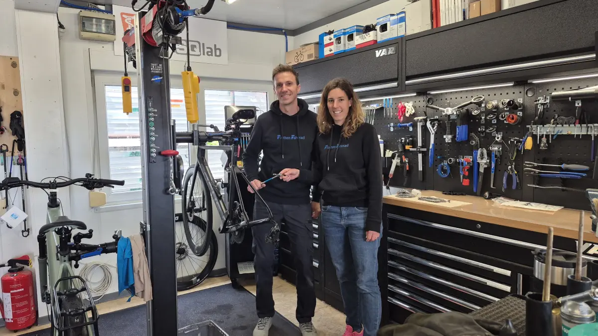 Martin und Christine Schneider in ihrer Fahrradwerkstatt. Mit „Flotten-Fahrrad“ in Hengen haben sie sich einen Traum erfüllt und ihr Lieblingshobby zum Beruf gemacht.