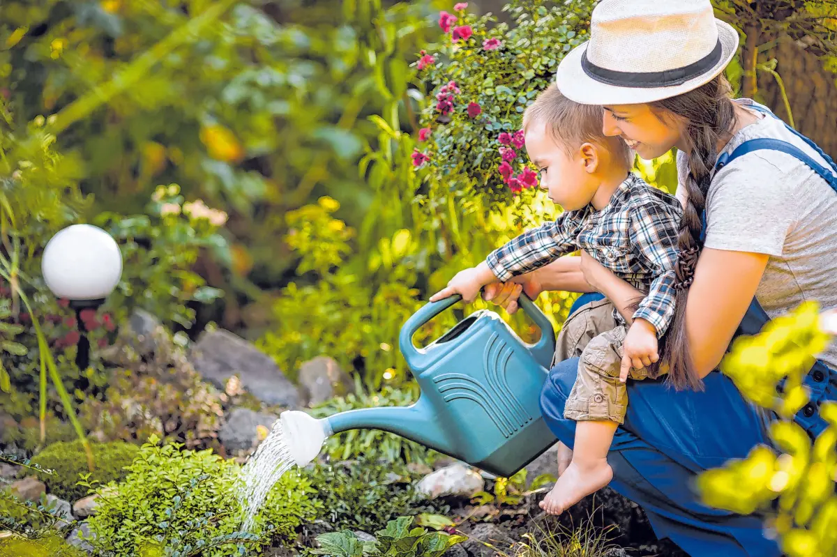 Schon die Kleinsten haben Spaß daran, im Garten mitzuhelfen – besonders, wenn Wasser im Spiel ist.⇥⇥Foto: alter_photo/stock.adobe.com
