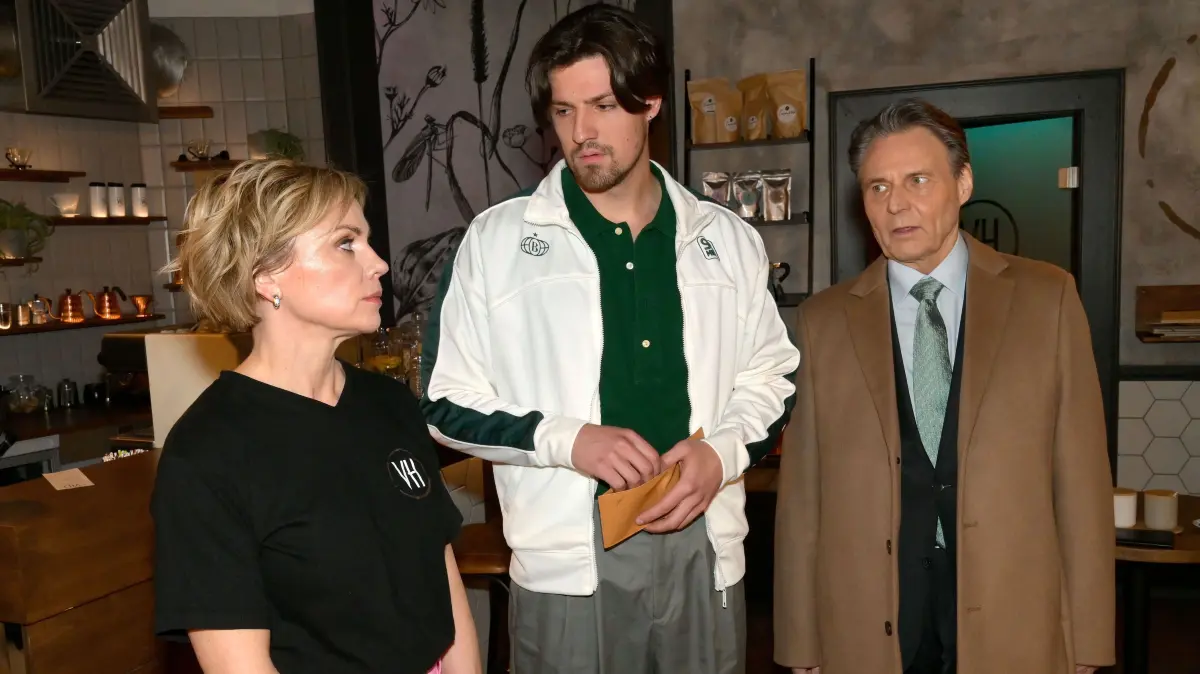 Yvonne (Gisa Zach) ist froh, als ihr Gerner (Wolfgang Bahro, r.) bei einem betrunkenen Gast zu Hilfe kommt.
