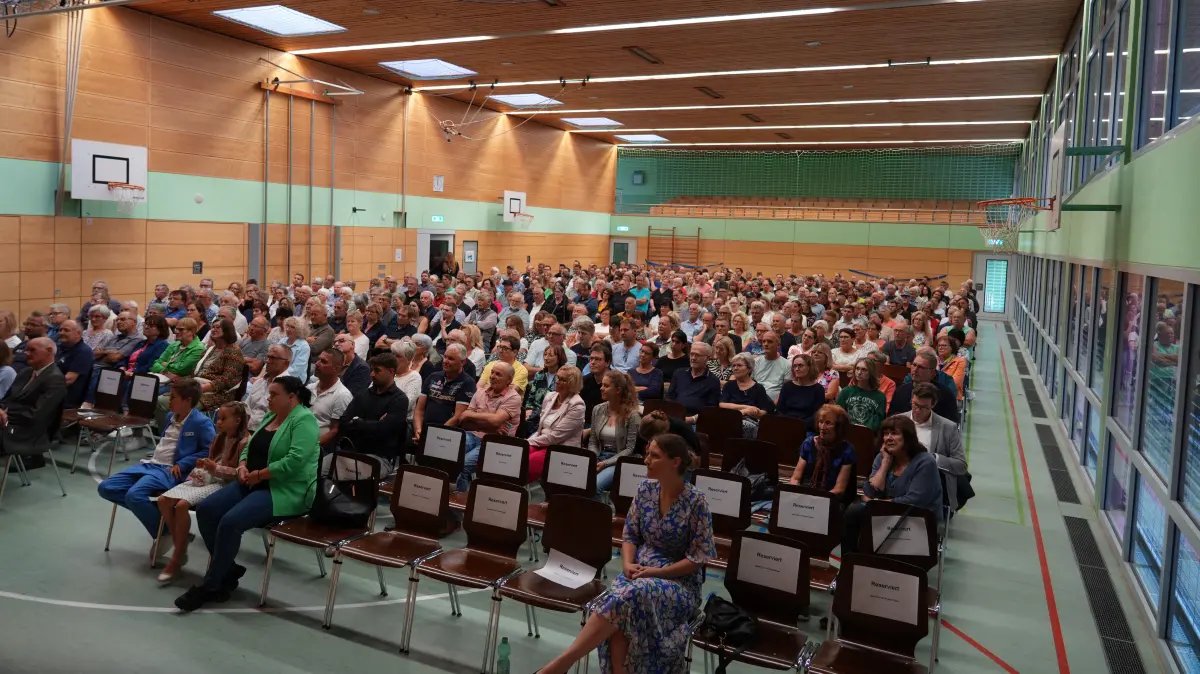 Rund 400 Winterlingerinnen und Winterlinger kamen in die Festhalle, um sich die Kandidaten für die bevorstehende Bürgermeisterwahl anzuschauen.