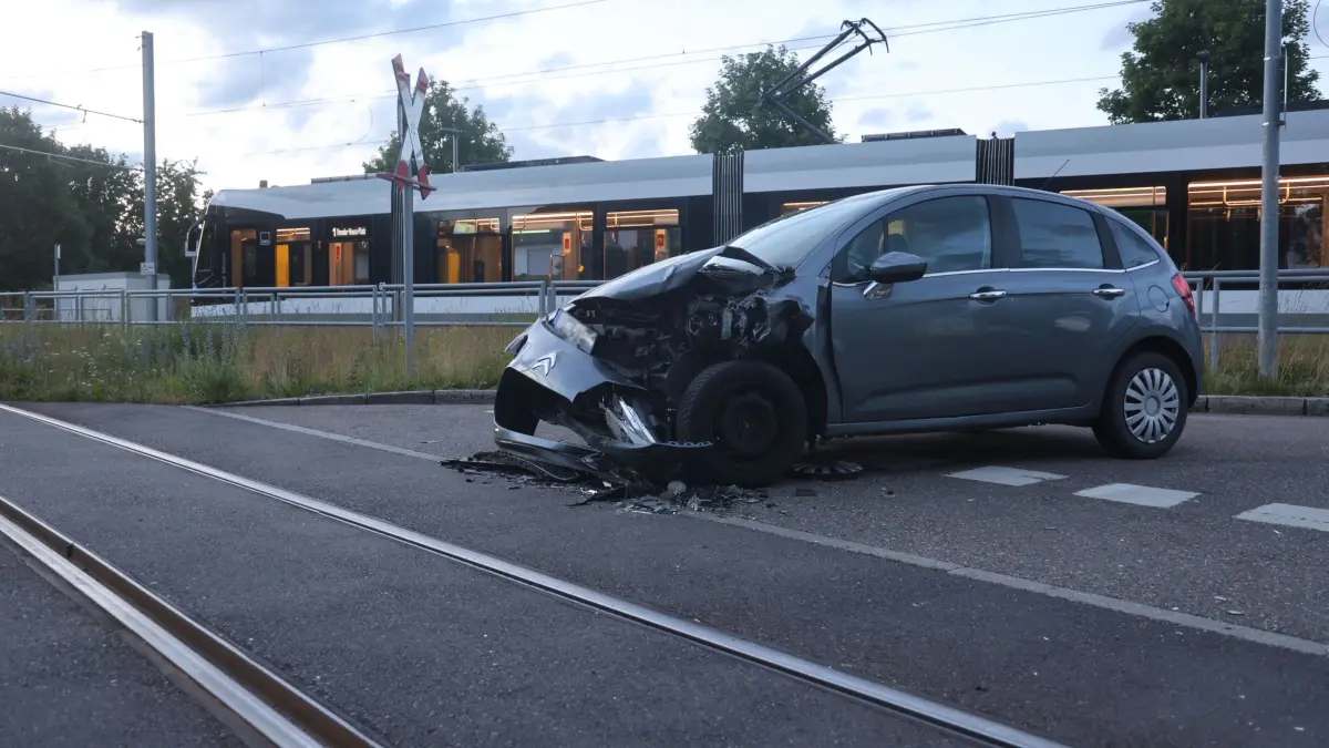 Am Mittwochabend sind ein Auto und eine Straßenbahn in Böfingen zusammengestoßen.