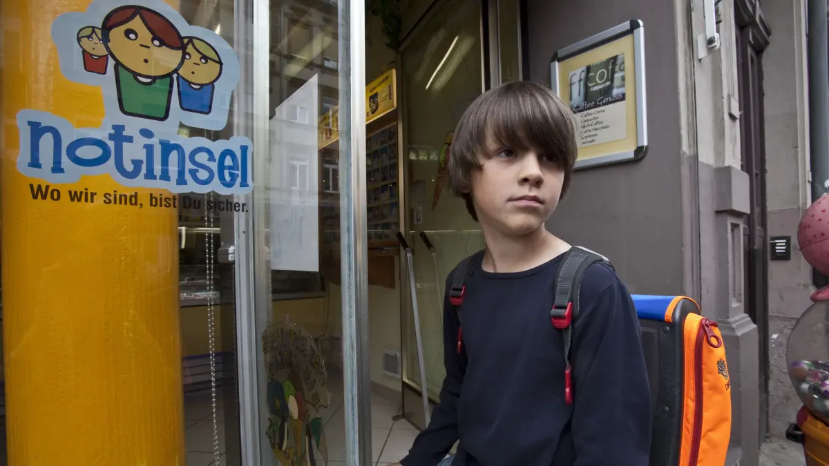 Diese Beschriftung an der Tür von Geschäften signalisieren Eltern und Kindern, dass es hier eine "Notinsel" gibt, sei es bei Einzelhändlern, am Ehinger Rathaus oder in einer Bank.