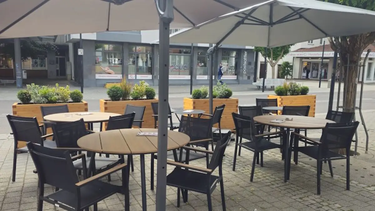 Immer wieder muss Inhaber Marcel Wesner den Außenbereich des HolzZeitCafés in der Ebinger Bahnhofstraße neu herrichten und zerstörte Stühle ersetzen, damit es wieder so schön aussieht.