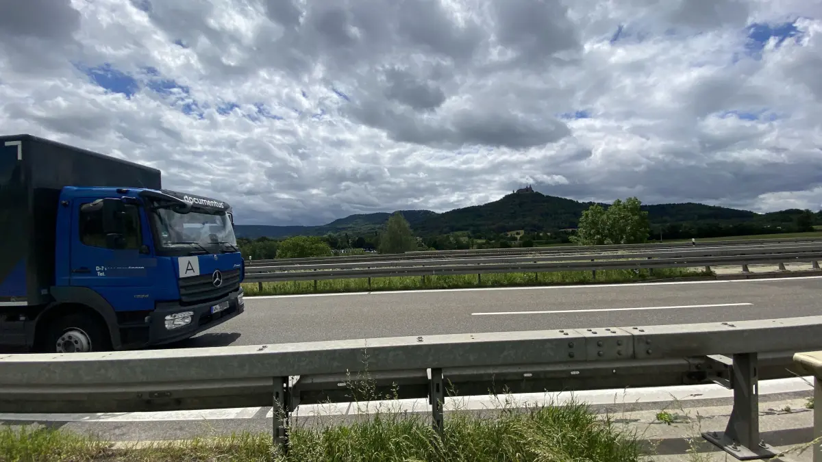 Auf der B27 bei Hechingen, hier fotografiert auf Höhe der Heiligkreuzstraße, ist Tempo 120 erlaubt. Der Verkehrslärm nervt viele Anwohnerinnen und Anwohner in der Oberstadt, in der Unterstadt und in Stetten. Immer mal wieder wird der Ruf nach Lärmschutzmaßnahmen laut.