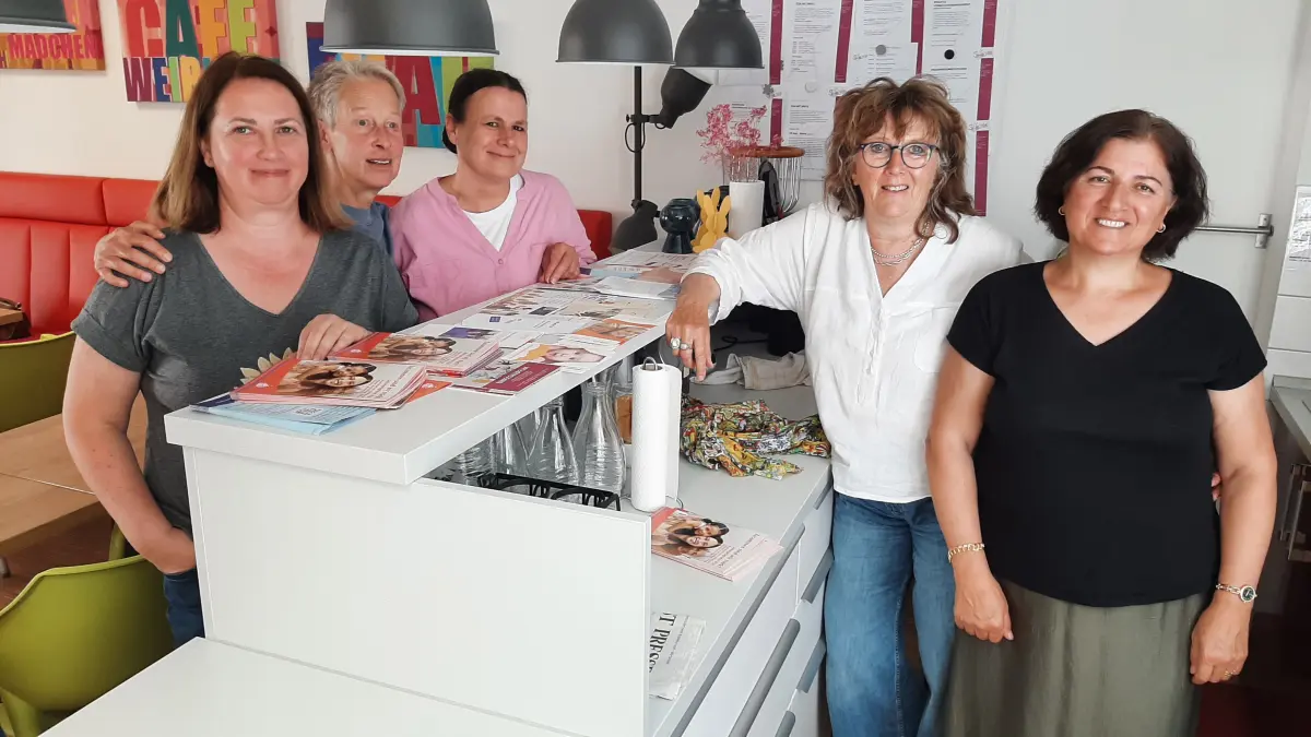 Sie'ste: der fast komplette Vorstand des Mädchen-und Frauenladens mit (von links) Olga Gerdes, Gabi Ringelstetter-Talpa, Sibylle Jakob, Sigrid Räkel-Rehner und Ayfer Simsek.