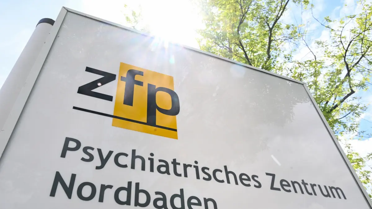 Psychiatrisches Zentrum Nordbaden: ARCHIV - 19.05.2026, Baden-Württemberg, Wiesloch: Ein Hinweisschild mit der Aufschrift «zfp - Psychiatrisches Zentrum Nordbaden» steht am Eingang zum Gelände des Krankenhauses. Ein Patient der Psychiatrie ist nach einer Fixierung durch Polizisten verstorben. (zu dpa: «Tod von Psychiatriepatient: Ermittlungen gegen Polizisten») Foto: Bernd Weißbrod/dpa +++ dpa-Bildfunk +++