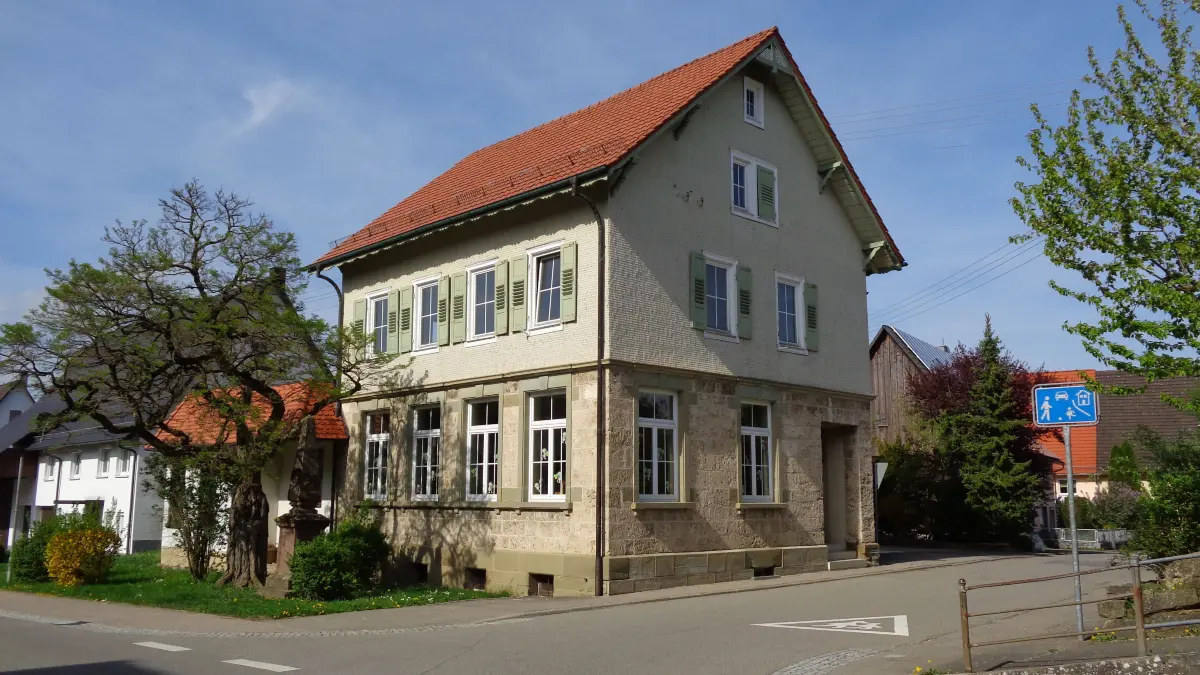 Das alten Kindergartengebäude in Weildorf wird derzeit im Auftrag der Stadt von einer Albstädter Immobilien-Makler zum Verkauf angeboten.