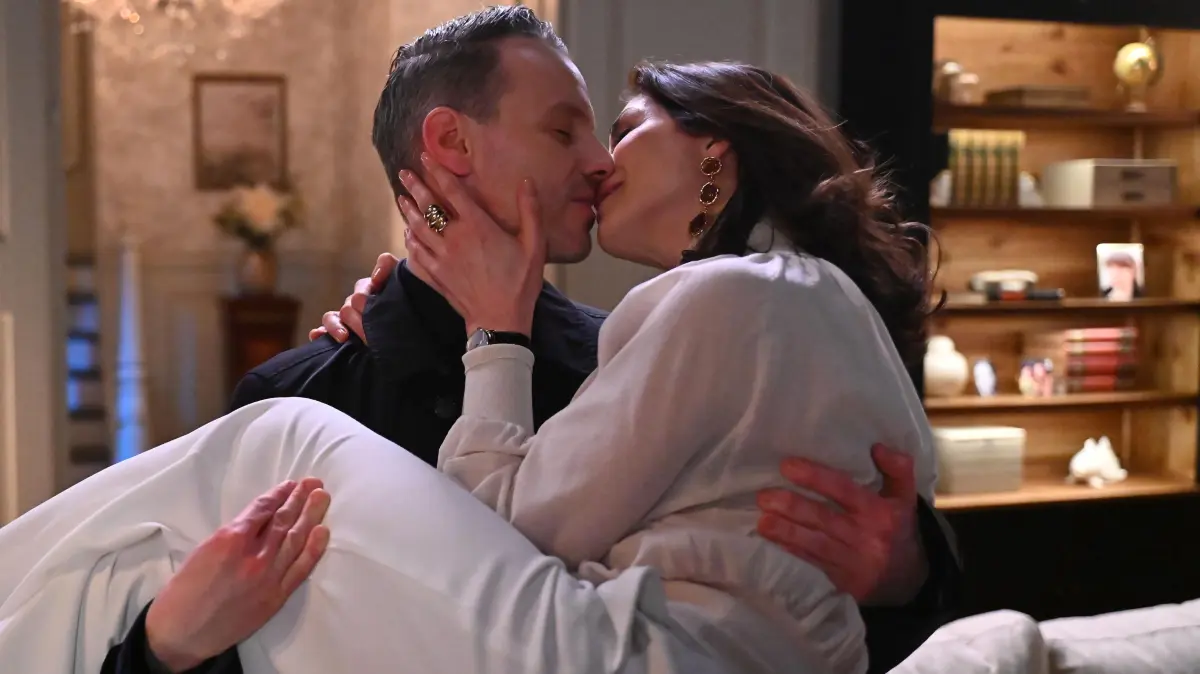 Gabriella (Bianca Hein) mach Kilian (Marc Dumitru) einen Heiratsantrag.