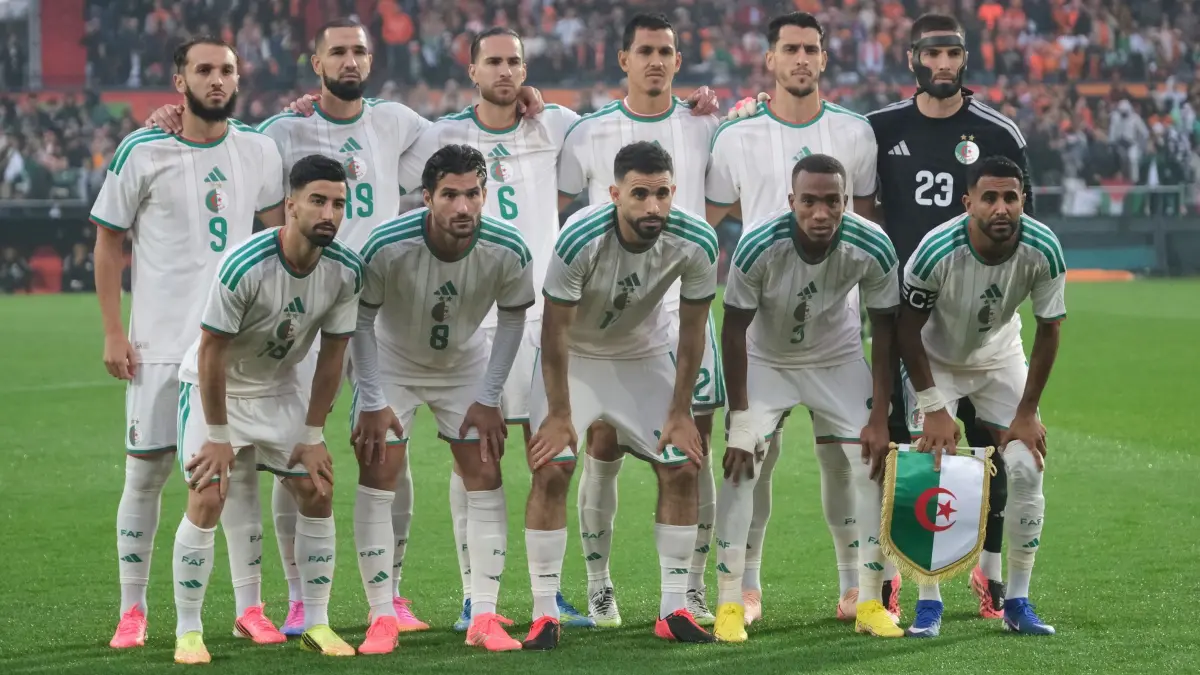 Niederlande - Algerien: 03.06.2026, Niederlande, Rotterdam: Fußball, Männer: Länderspiele, Niederlande - Algerien, Die Spieler der algerischen Nationalmannschaft stehen für ein Gruppenfoto zusammen. Foto: Patrick Post/AP/dpa +++ dpa-Bildfunk +++