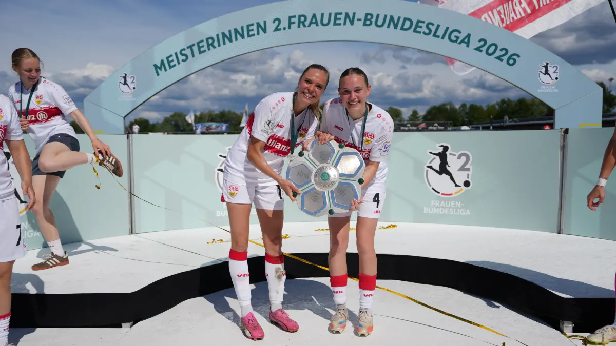 Katharina Schäfer (re.) und Janina Hechler mit der Meisterschale desVfB Stuttgart nach dem Aufstieg in die Bundesliga.