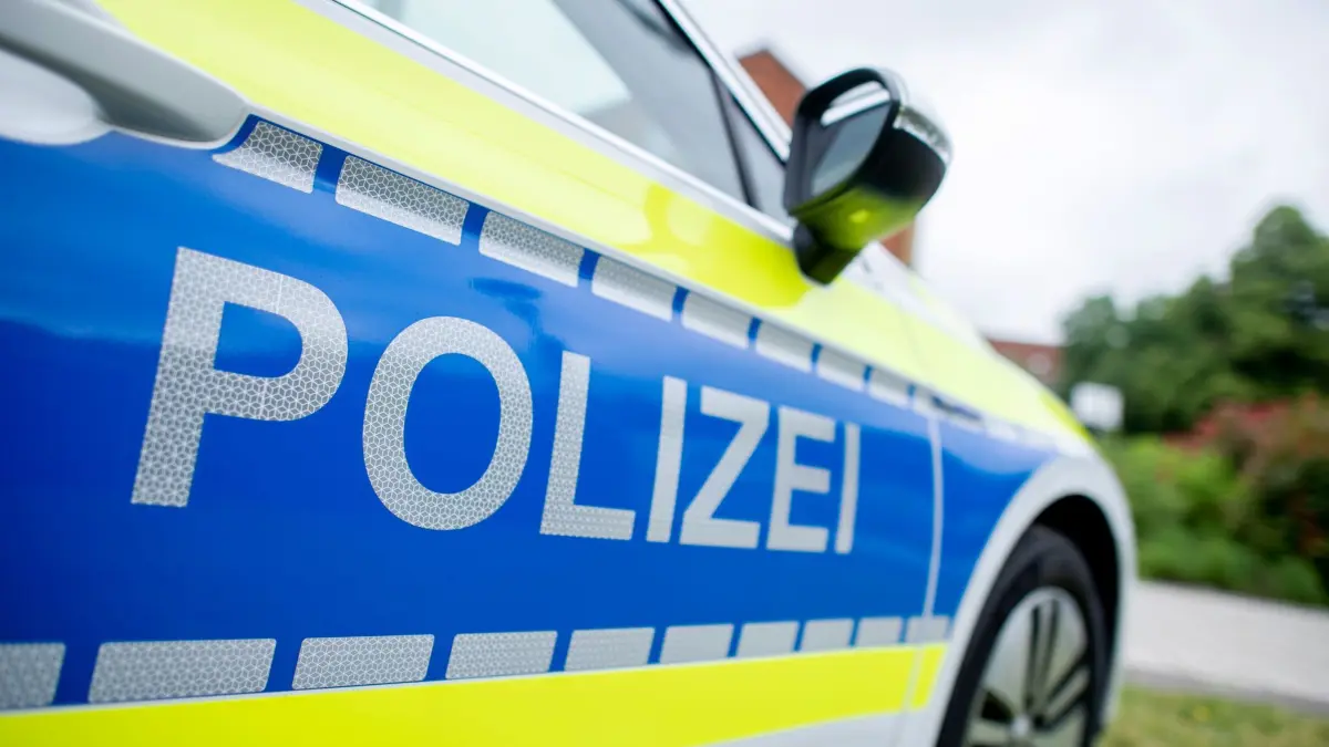 Polizei: ARCHIV - 11.06.2020, Niedersachsen, Nienburg: Ein Einsatzfahrzeug der Polizei steht auf dem Gelände der Polizeiakademie. (zu dpa: «Laster mit 5.300 Hühnern kippt bei Damme um») Foto: Hauke-Christian Dittrich/dpa +++ dpa-Bildfunk +++
