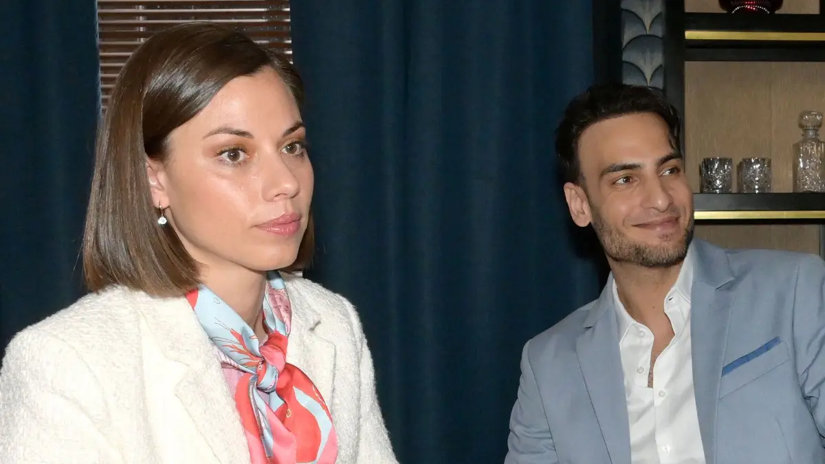 Matilda (Anna-Katharina Fecher) und Nihat (Timur Ülker) müssen einer Kundin vorspielen, miteinander verlobt zu sein.