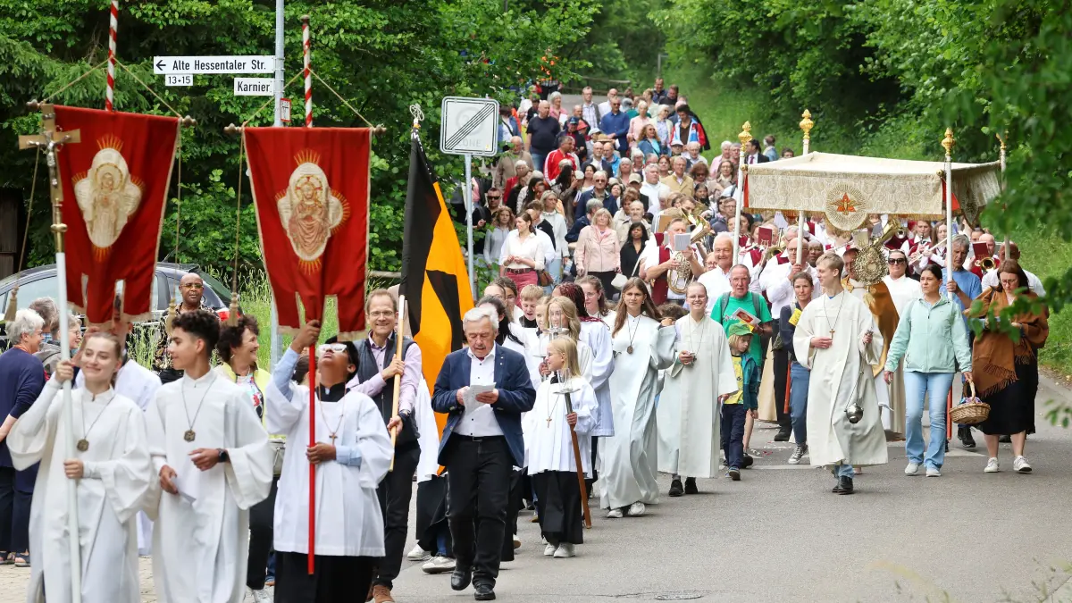 Fronleichnam: Prozession der Haller Katholiken von St. Maria in Hessental zur Comburg