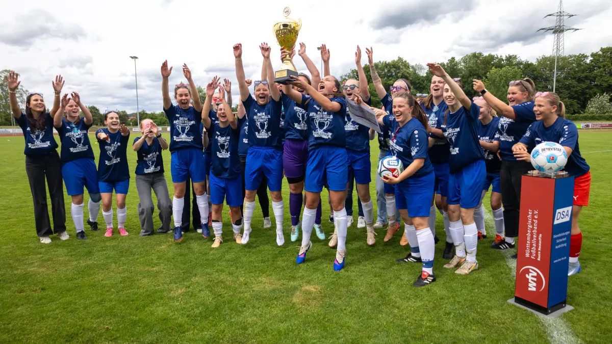 SGM Aufhausen/Nellingen (blau) vs. 1.Göppinger SV (rot), Fußball, Bezirkspokal-Frauen Neckar-Fils - wfv, Finale, Saison 2025/2026, Rasenplatz, Eichenbachstation, Haldenstraße, 73054 Eislingen, 04.06.2026 - 13:00 Uhr: Pokalsieger 2025-2026
SGM Aufhausen/Nellingen (blau) vs. 1.Göppinger SV (rot), Fußball, Bezirkspokal-Frauen Neckar-Fils - wfv, Finale, Saison 2025/2026, Rasenplatz, Eichenbachstation, Haldenstraße, 73054 Eislingen, 04.06.2026 - 13:00 Uhr,
Foto: PhotoPeet / Sport- & Eventfotografie / Peter Harich