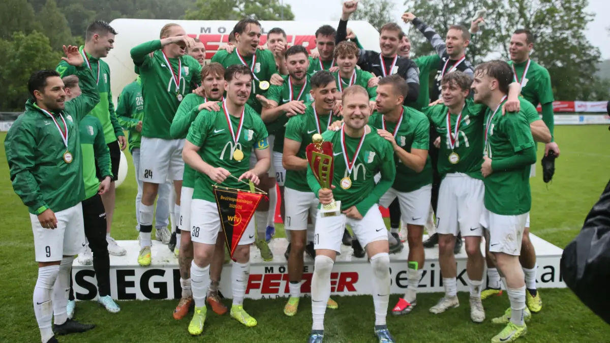 Bezirkspokalsieger 2026: Der SV Dotternhausen feiert nach einem dramatischen Finale im Regen von Pfeffingen vor 1.250 Zuschauern gegen den TSV Straßberg den Titelgewinn.
