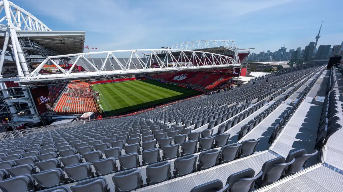 Vor der Fußball-WM: 04.06.2026, Kanada, Toronto: Der Blick von den provisorischen Sitzen, die im Toronto Stadium in Vorbereitung auf die Fußballweltmeisterschaft installiert wurden. Foto: Frank Gunn/The Canadian Press/AP/dpa +++ dpa-Bildfunk +++