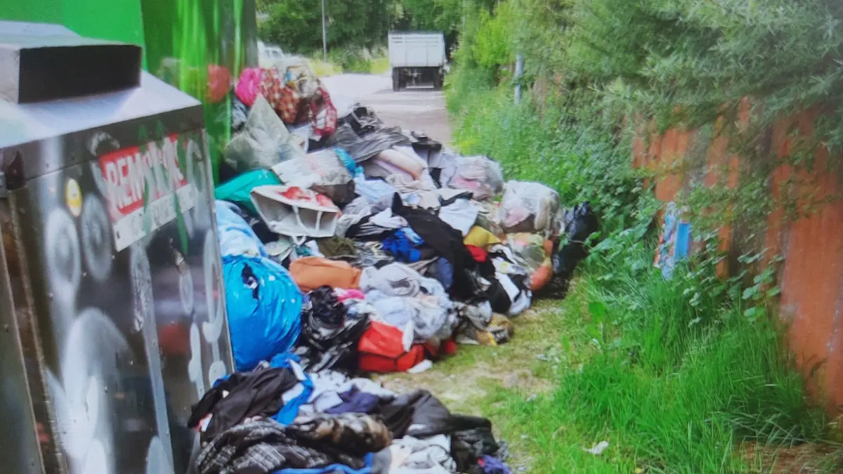 Damit solche Zustände der Vergangenheit angehören, stellt der Landkreis künftig Container für die Entsorgung von Alttextilien und Altkleidern auf den Entsorgungsanlagen und Recycling-Centern zur Verfügung.
