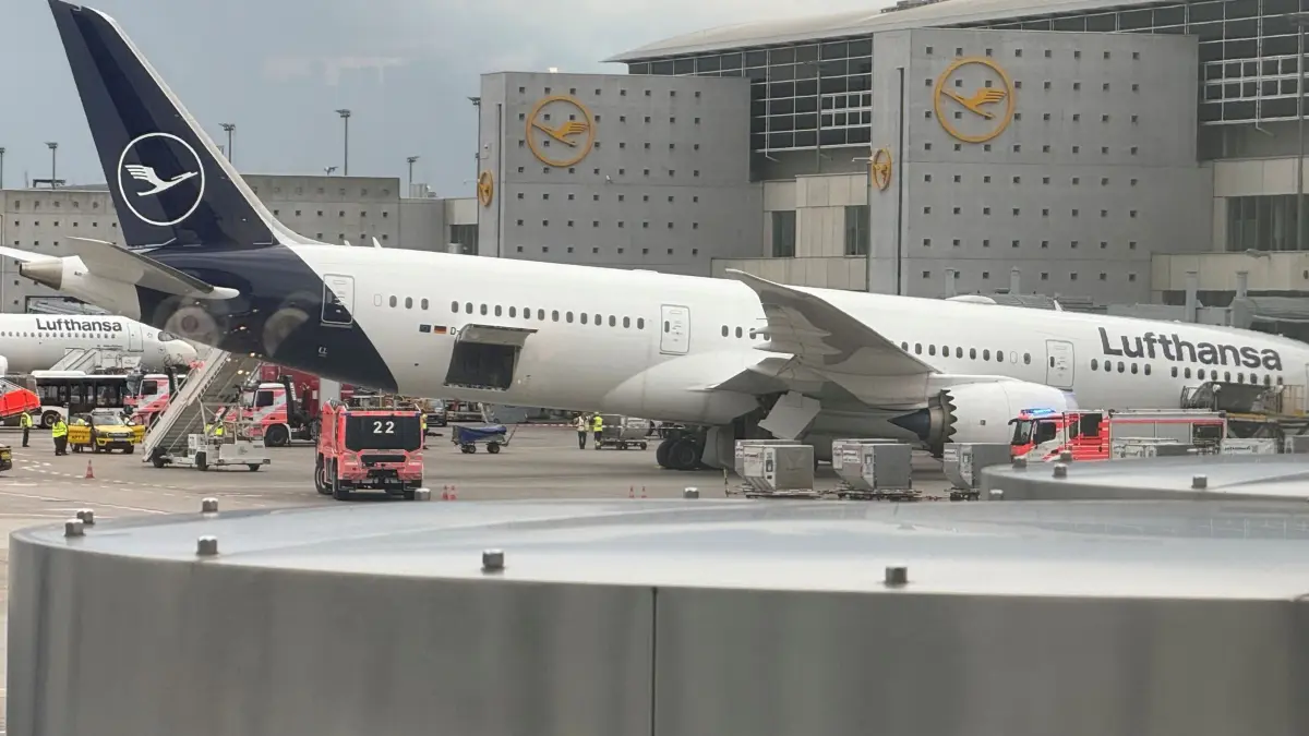 Flughafen Frankfurt - Dreamliner Fahrwerk knickt ein: 04.06.2026, Hessen, Frankfurt: Eine Lufthansa-Maschine "Dreamliner " liegt auf dem Bug vor einem Terminal am Frankfurter Flughafen, nachdem das Bugfahrwerk eingeknickt war. Mitarbeiter wurden bei dem Vorfall verletzt. Foto: Mike Seeboth/dpa +++ dpa-Bildfunk +++