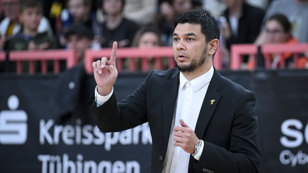 Basketball 1. Bundesliga 23/24: Tigers Tuebingen - EWE Baskets Oldenburg: Vorsicht: Dieses Foto ist möglicherweise nur für den einstigen Verlag Schwäbisches Tagblatt verwendbar. Basketball 1. Bundesliga 2023/2024 9. Spieltag 26.11.2023
Tigers Tuebingen - EWE Baskets Oldenburg
Trainer Daniel Jansson (Tigers)
FOTO: Pressefoto ULMER / Markus Ulmer
xxNOxMODELxRELEASExx