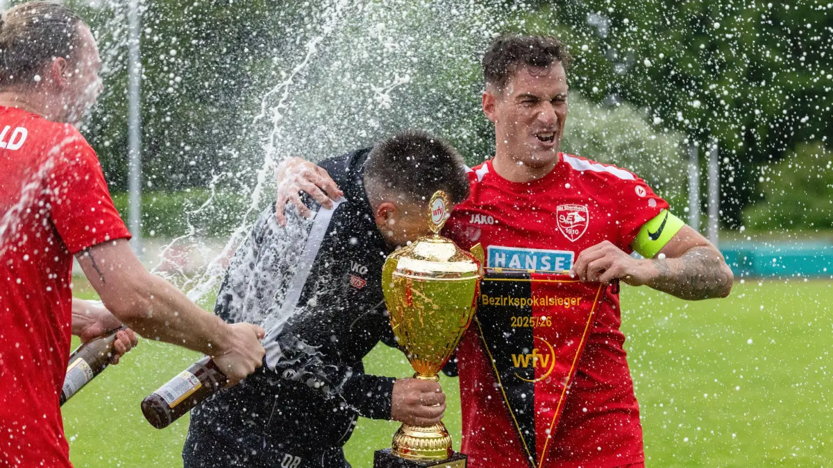 SV Ebersbach (rot) vs. VfL Kirchheim (blau), Fußball, Bezirkspokal Neckar-Fils - wfv, Finale, Saison 2025/2026, Rasenplatz, Eichenbachstation, Haldenstraße, 73054 Eislingen, 04.06.2026 - 16:00 Uhr: #,
SV Ebersbach (rot) vs. VfL Kirchheim (blau), Fußball, Bezirkspokal Neckar-Fils - wfv, Finale, Saison 2025/2026, Rasenplatz, Eichenbachstation, Haldenstraße, 73054 Eislingen, 04.06.2026 - 16:00 Uhr,
Foto: PhotoPeet / Sport- & Eventfotografie / Peter Harich