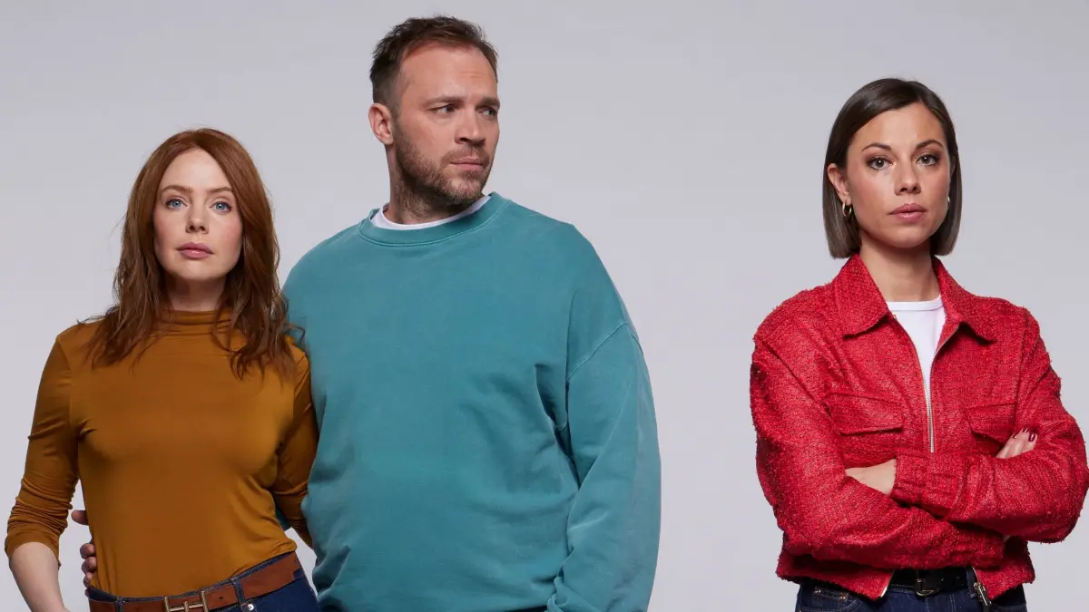 Erik (Patrick Heinrich) hat Toni (Olivia Marei, l.) und Matilda (Anna-Katharina Fecher) das Herz gebrochen.