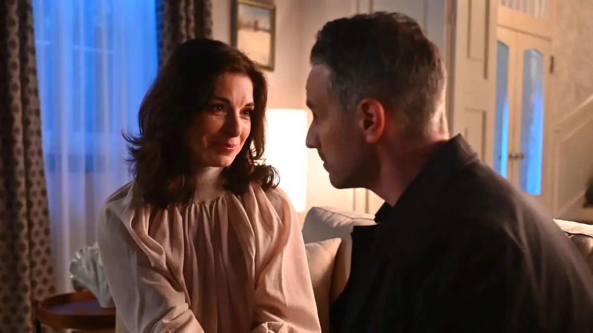 Gabriella (Bianca Hein) ist überglücklich mit Kilian (Marc Dumitru) und macht ihm einen Heiratsantrag.