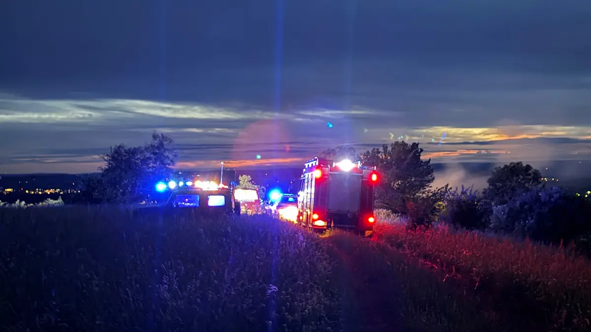 Nächtlicher Großeinsatz der Rettungskräfte am Stich oberhalb von Thanheim: 70 Feuerwehrleute mit neun Fahrzeugen löschten ein Holzfeuer, das Unbekannte entfacht hatten.